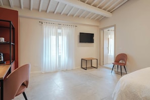 In-room safe, desk, laptop workspace, soundproofing - AmiRooms Affittacamere (Siena)
