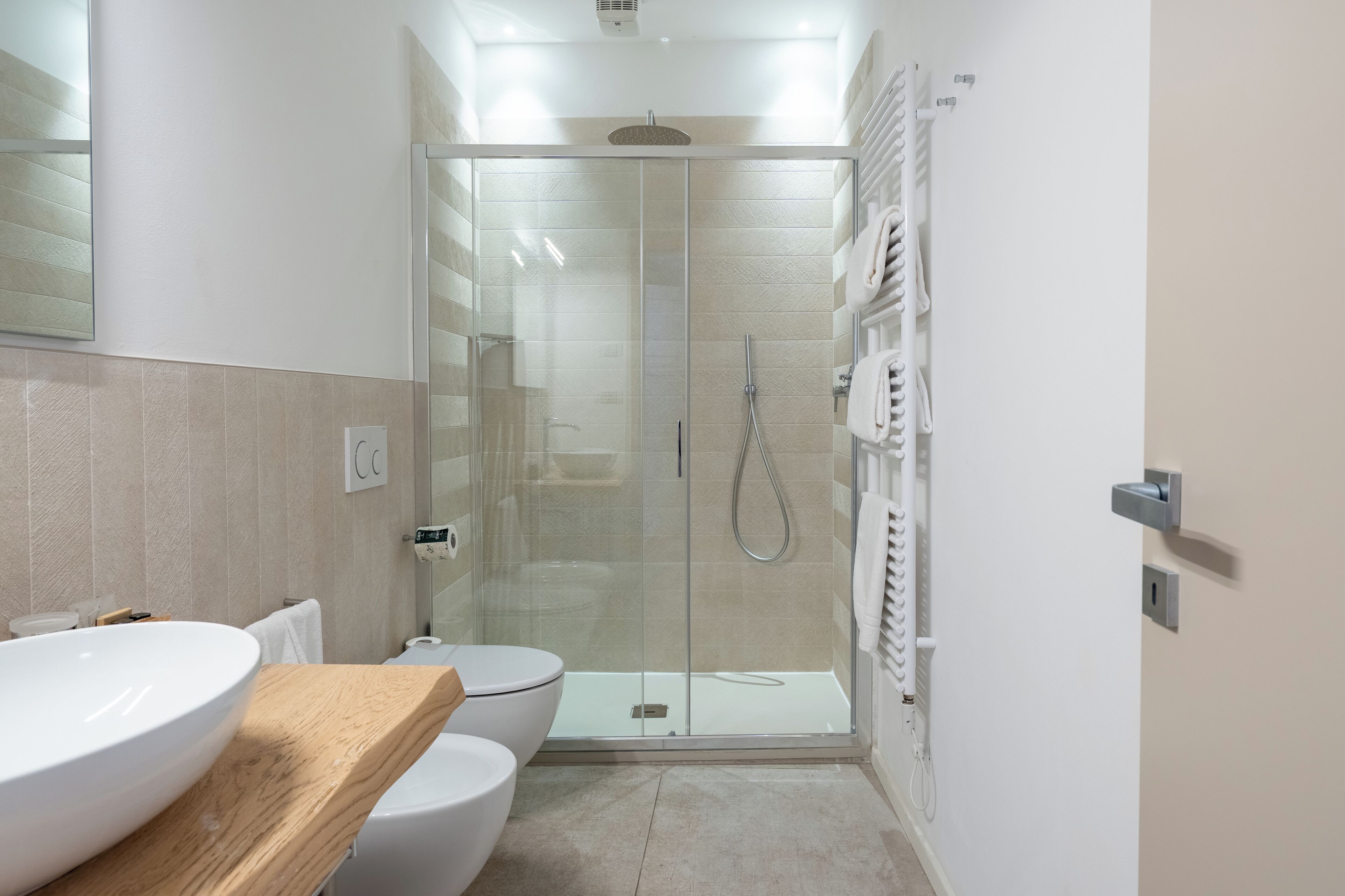 Habitación Confort | Baño | Artículos de higiene personal gratuitos, secador de pelo y zapatillas
