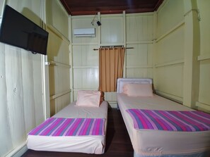 5 bedrooms, iron/ironing board, rollaway beds, bed sheets