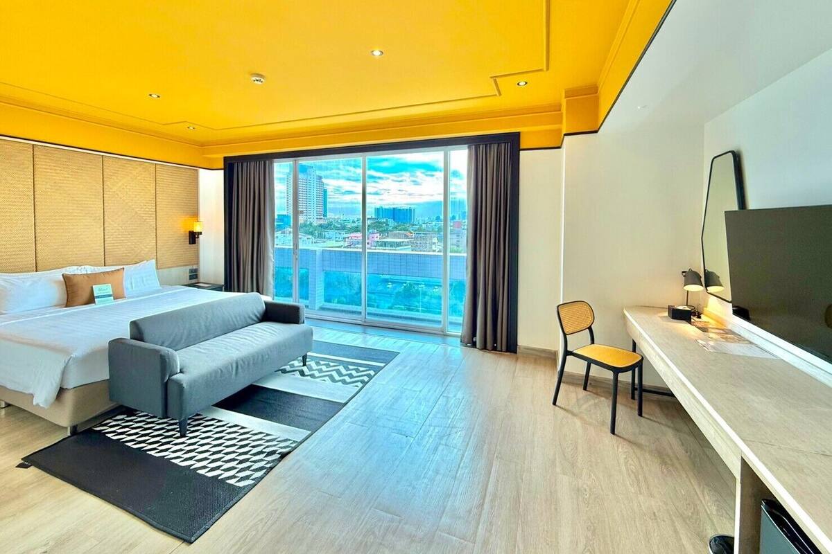 Minibar, in-room safe, laptop workspace, blackout drapes