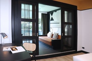 A modern hotel room with a bed, a desk with a lamp, and a chair. - The Quarter Saphan Khwai by UHG (Bangkok)