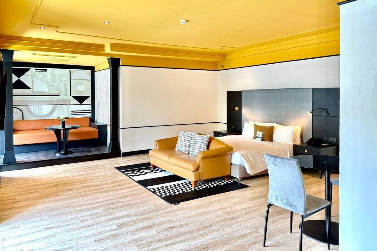 Minibar, in-room safe, laptop workspace, blackout drapes