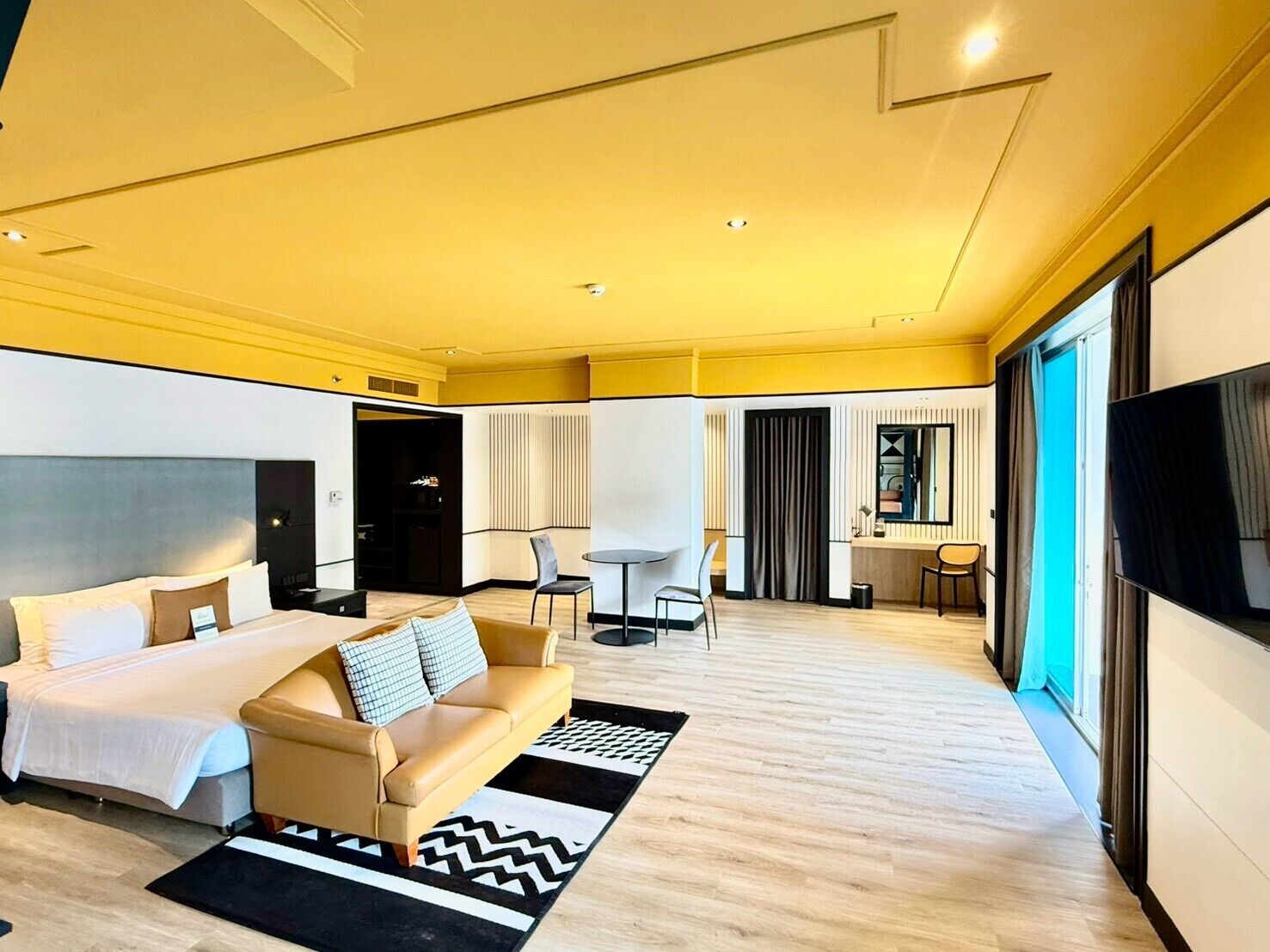 Premium Suite Room With Bathtub | Minibar, coffre-fort, espace de travail pour ordinateurs portables