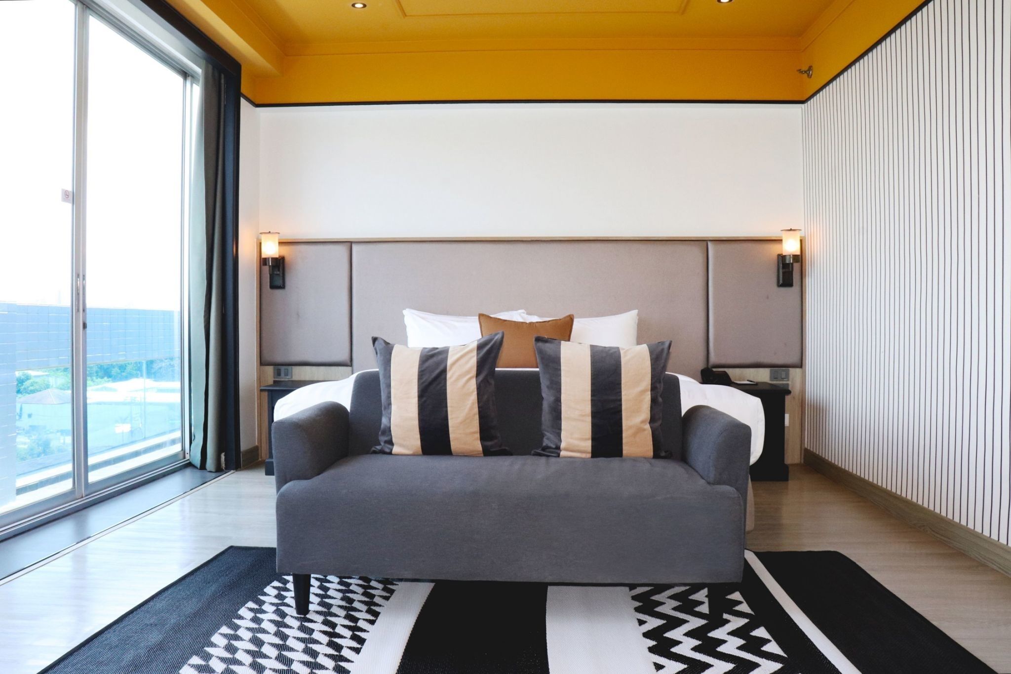 Deluxe Corner Room With Bathtub | ミニバー、セーフティボックス (室内)、ノート パソコン用作業スペース、遮光カーテン