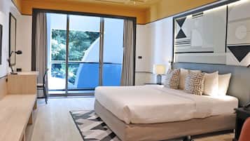 Superior King Room | Bar mini, peti besi dalam bilik, meja, ruang kerja komputer riba