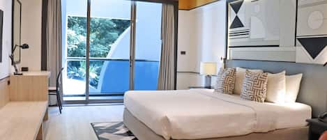 Superior King Room | Minibar, in-room safe, desk, laptop workspace