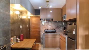 Tủ lạnh, lò nướng, nồi cơm, dụng cụ nấu nướng/bát dĩa/dao nĩa