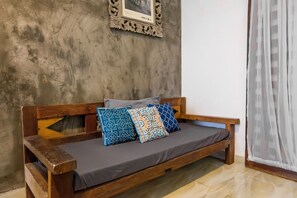 2 bedrooms, desk, free WiFi, bed sheets - Jasmine Villa by TwoSpaces Jimbaran (Jimbaran)