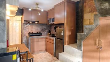 Fridge, oven, rice cooker, cookware/dishes/utensils