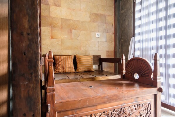 Flat-screen TV - Jasmine Villa by TwoSpaces Jimbaran (Jimbaran)