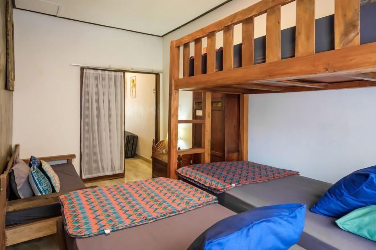 2 bedrooms, desk, WiFi (free), bed sheets