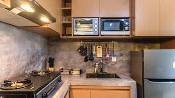 Fridge, oven, rice cooker, cookware/dishes/utensils