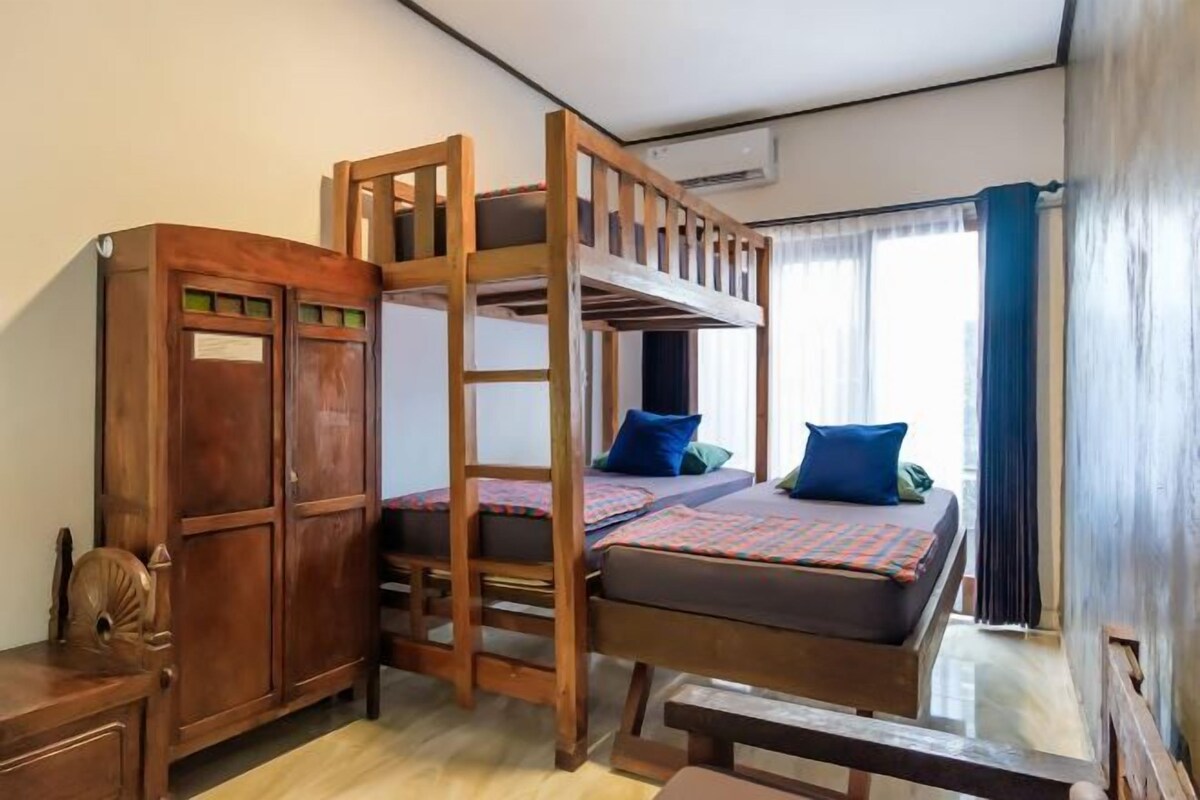 2 bedrooms, desk, WiFi (free), bed sheets