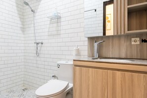 Douche, bidet, serviettes fournies
