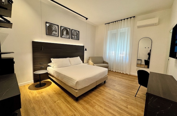Deluxe-Doppelzimmer, 1 Queen-Bett, Nichtraucher, eigenes Bad | Zimmersafe, Schreibtisch, kostenloses WLAN
