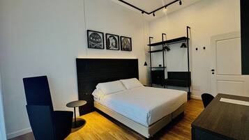 Deluxe dubbelrum - 1 queensize-sÀng - icke-rökare - privat badrum | VÀrdeförvaringsskÄp pÄ rummet, skrivbord och gratis wi-fi