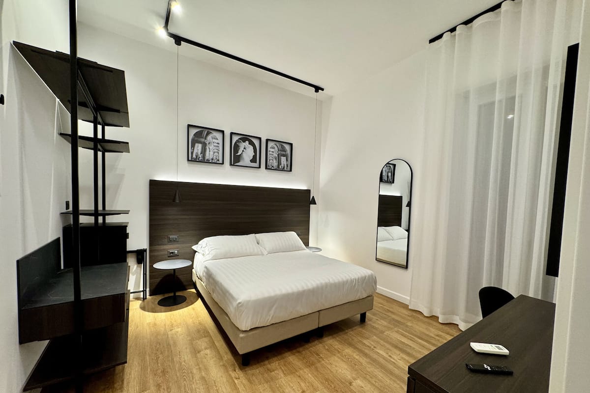 Klassieke tweepersoonskamer, 1 queensize bed, niet-roken, privébadkamer | Een kluis op de kamer, een bureau, gratis wifi