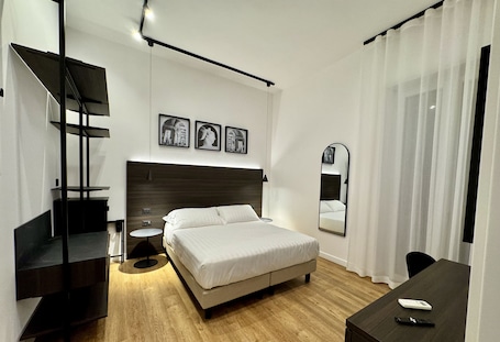 Classic Double Room, 1 Queen Bed, Non Smoking, Private Bathroom. Museum Hospitality - Vatican Apartments