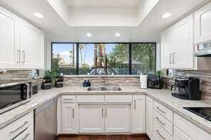 Kjøleskap, mikrobølgeovn, ovn og oppvaskmaskin