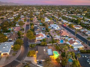 Un quartier résidentiel avec des maisons, des rues et une piscine.