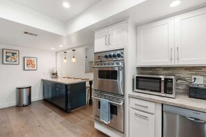 Coffee/tea maker, fridge, microwave, oven - SdaleTreehouse|Pool|Gameroom|Firepit (Scottsdale)