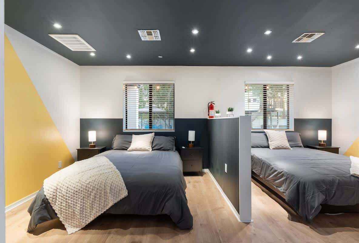 5 bedrooms, iron/ironing board, WiFi, bed sheets
