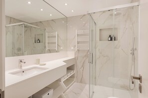 Appartement Confort, 3 chambres, non-fumeur, balcon | Salle de bain