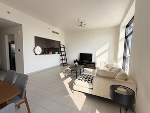 Living area - BrandNew,1200sqf,luxuryfurniture,downtown dubai, see fireworks from your bed (Dubai)