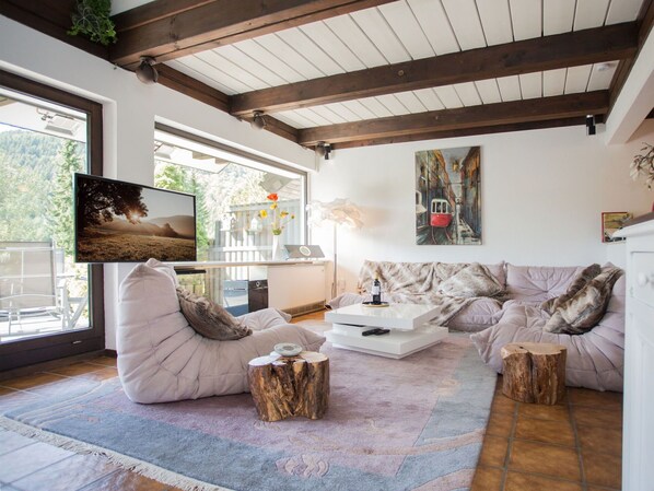 TV, fireplace