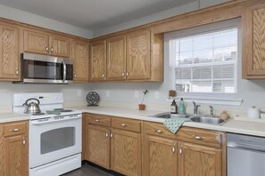 冷蔵庫、電子レンジ、オーブン、コンロ