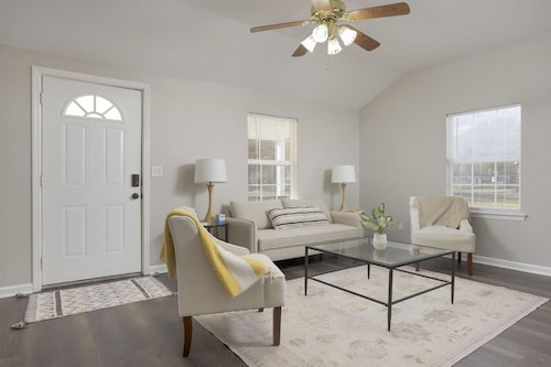 Bright & Cozy 3BR Home - Pets Welcome!