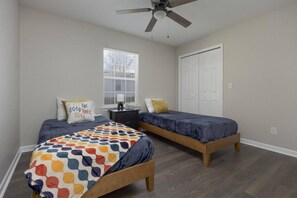 Travel cot, WiFi, bed sheets