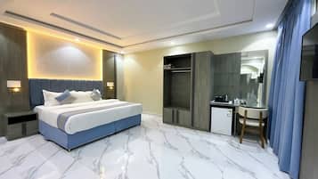 Family Room | In-room safe, free WiFi
