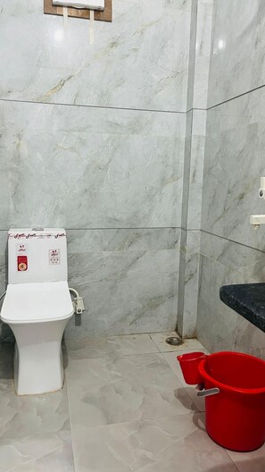 デラックス ルーム | バスルーム | シャワー、タオル、石鹸、トイレットペーパー