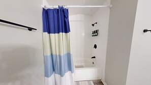 Hair dryer, towels, soap, toilet paper - Pet Friendly + Fence, <5min Downtown (Indianapolis)