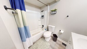 Secador de cabelo, toalhas de banho, sabonete, papel higiênico
