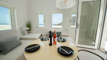 Deluxe Suite, Balcony | In-room dining