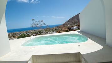 Superior Suite, Balcony | Private spa tub