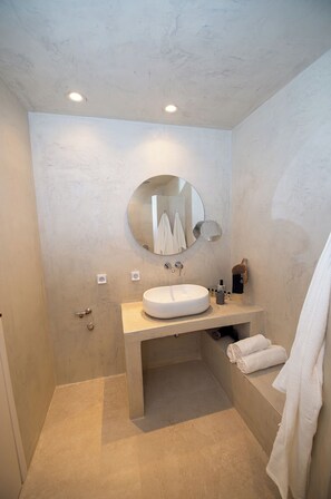 Superior Suite, Balcony | Bathroom | Shower, towels, soap, shampoo - Atria Suites  (Santorini)