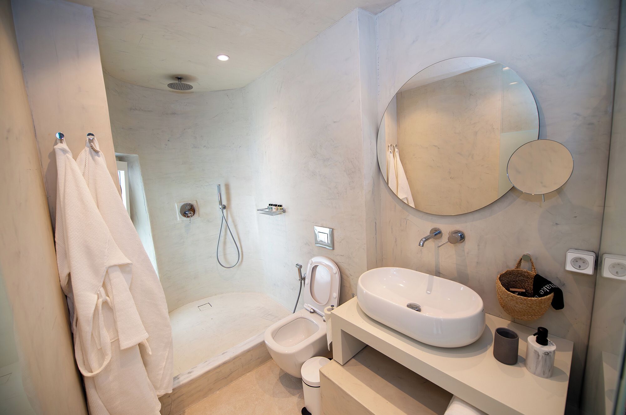 Un baño moderno con bañera, inodoro, lavabo y ducha.