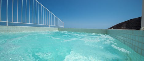 Deluxe Suite, Balcony | Jetted bathtub