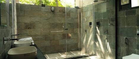 Chambre Double Luxe | Salle de bain | Douche, articles de toilette gratuits, serviettes fournies, savon