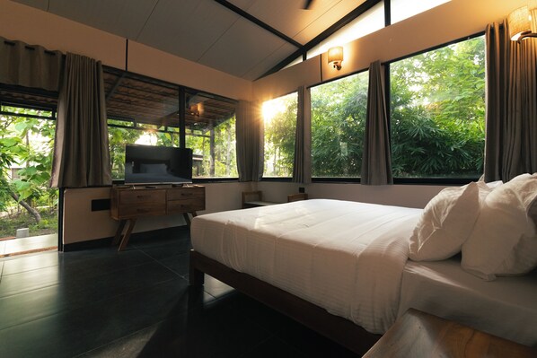 Luxe tweepersoonskamer | Een bureau, een laptopwerkplek, beddengoed