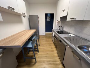 Kylskåp, mikrovågsugn, ugn och spishäll