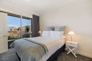 4 chambres, fer et planche à repasser, lit de bébé portatif, Wi-Fi