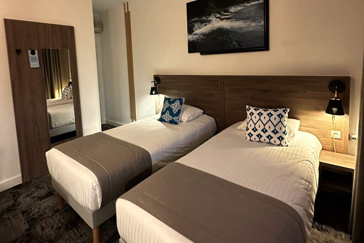 Deluxe Twin Room | In-room safe, blackout drapes, iron/ironing board, free WiFi