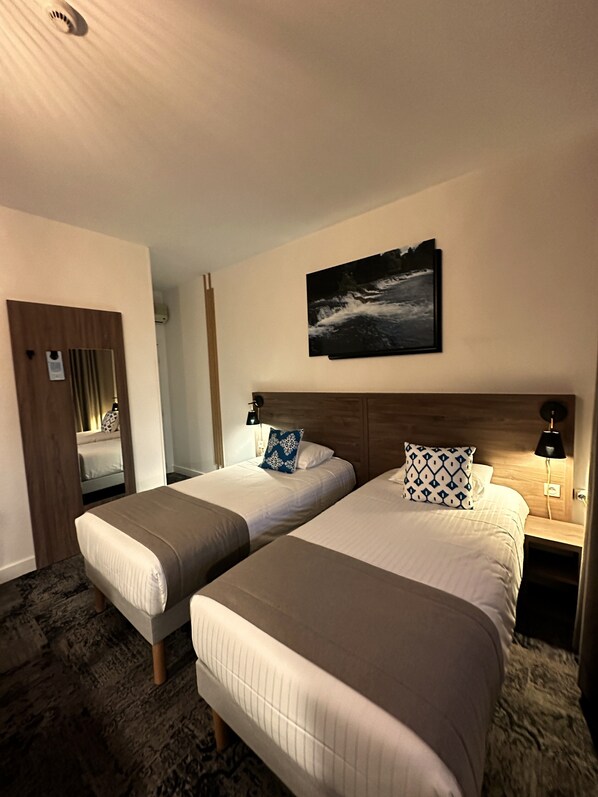 Deluxe Twin Room | In-room safe, desk, blackout drapes, iron/ironing board - Logis Hôtel le Passiflore (Chateaubernard)
