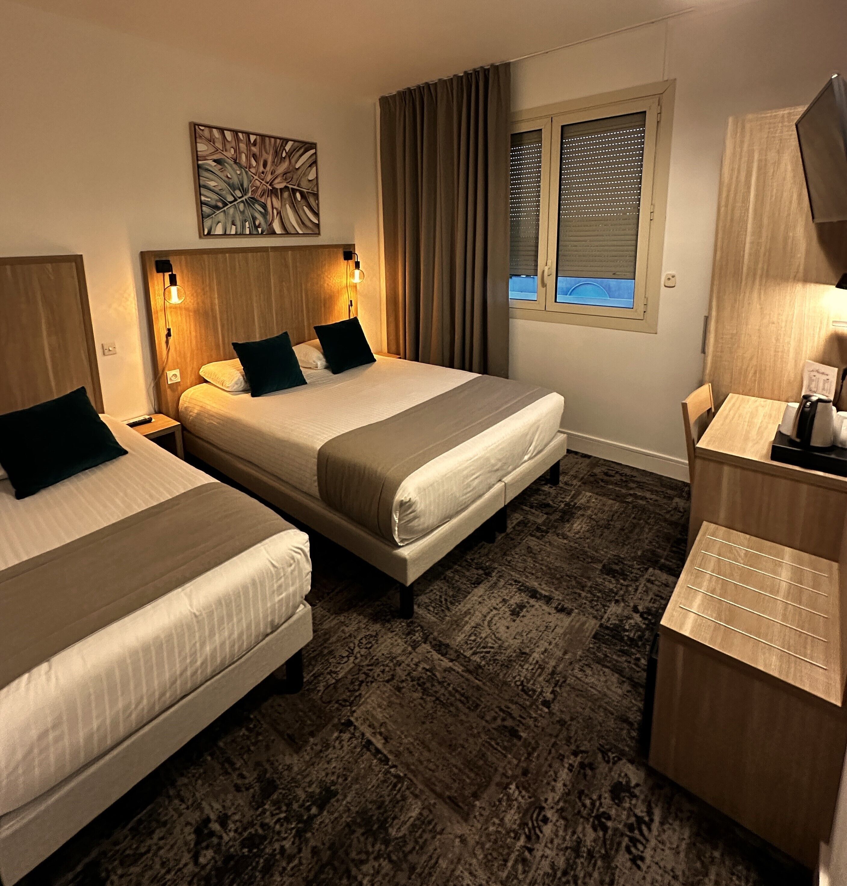 Deluxe Triple Room | In-room safe, desk, blackout drapes, iron/ironing board