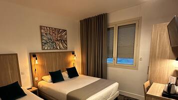 Habitació triple Deluxe | Caixa forta a l'habitació, escriptori i cortines opaques