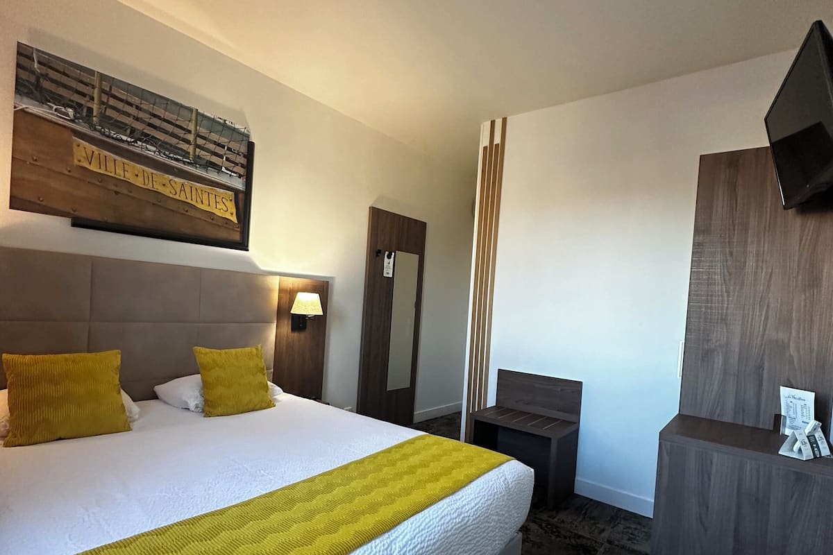 Deluxe Double Room | In-room safe, blackout drapes, iron/ironing board, free WiFi